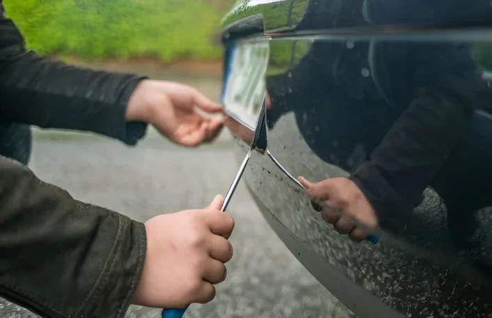 los-unicos-casos-permitidos-por-la-ley-por-los-que-puedes-cambiar-la-matricula-de-tu-coche_2_790x454